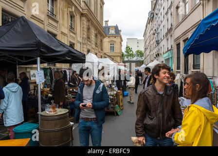 Paris, Frankreich, große Menschenmenge Shopping French Sale, Brocante, Flohmarkt, im Viertel Le Marais, (Rue de Bretagne, Square du Temple) Straßenverkäufer Pariser Straßenszene, Stadtviertel Stockfoto