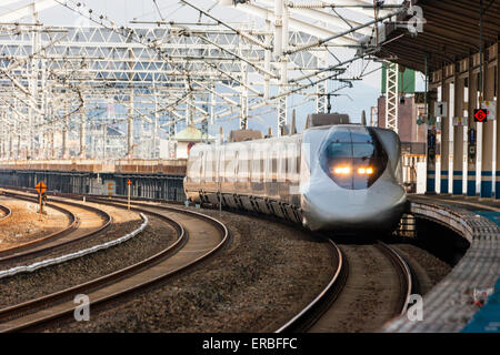 Japanischer Shinkansen, Hochgeschwindigkeitszug der Serie 700, der Osaka-Hiroshima-Zug 'Rail Star', der tagsüber am Bahnhof Fukuyama ankommt. Stockfoto