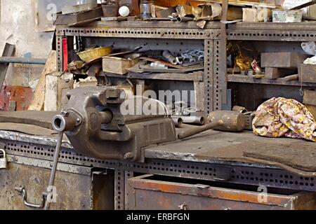 Werkstatt-Tisch mit Schraubstock Stockfoto