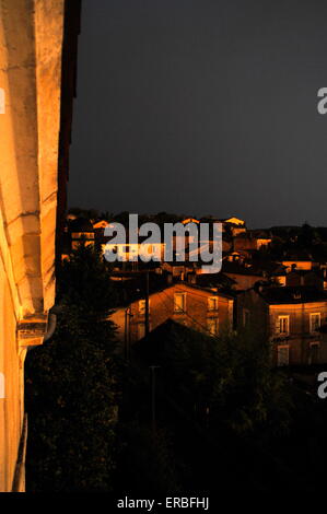 AJAXNETPHOTO. RIBERAC, FRANKREICH. -GEWITTERWOLKEN - SAMMELN BEI SONNENUNTERGANG ÜBER DER STADT IN DER DORDOGNE.  FOTO: JONATHAN EASTLAND/AJAX REF: D130510 3725 Stockfoto