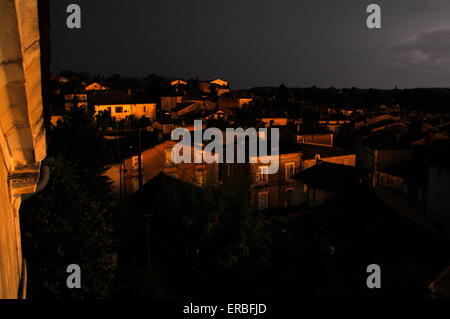 AJAXNETPHOTO. RIBERAC, FRANKREICH. -GEWITTERWOLKEN - SAMMLUNG ÜBER DIE STADT IN DER DORDOGNE BEI SONNENUNTERGANG.  FOTO: JONATHAN EASTLAND/AJAX REF: D130510 3727 Stockfoto