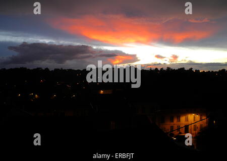 AJAXNETPHOTO. RIBERAC, FRANKREICH. -GEWITTERWOLKEN - SAMMELN BEI SONNENUNTERGANG ÜBER DER STADT IN DER DORDOGNE. FOTO: JONATHAN EASTLAND/AJAX REF: D150510 3745 Stockfoto