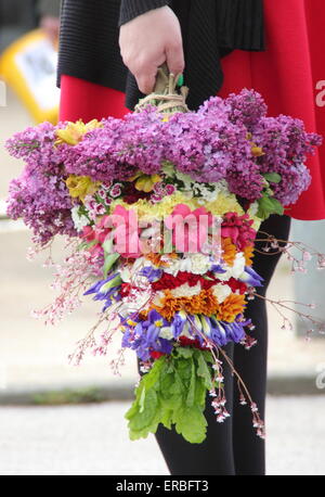 Eine Frau trägt den oberen Rand der floralen Kopfschmuck getragen durch die Girlande King auf Oak Apple Day in Castleton, Derbyshire UK Stockfoto