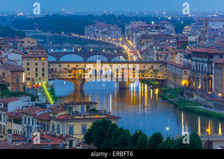 Fluss Arno und Ponte Vecchio in Florenz, Italien Stockfoto