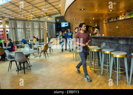 Paris, Frankreich, Innenansicht, French Bistro Cafe Restaurant im Viertel Le Marais, Rue de Bretagne, Square du Temple, Carreau du Temple, kommerzielle Innenräume, in der Bar france, Restaurant mit modernem Design, Beleuchtung Stockfoto