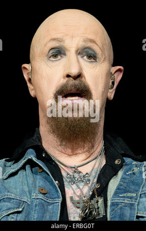 Sänger Rob Halford der britischen Rock-Band Judas Priest durchführt auf der Bühne während der Rock Im Revier-Musik-Festival in Gelsenkirchen, Deutschland, 31. Mai 2015. Foto: Friso Gentsch/dpa Stockfoto