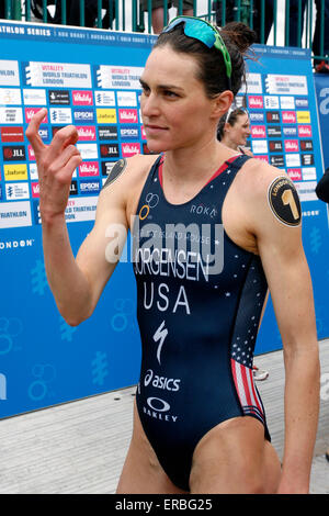 London, UK. 31. Mai 2015. Gwen Jorgensen (USA) Anrufe über ihren Lebensgefährten nach Erhalt Gold während der Vitality World Triathlon London-Elite Frauen am Hyde Par Credit: © Dan Cooke/Alamy Live News Stockfoto