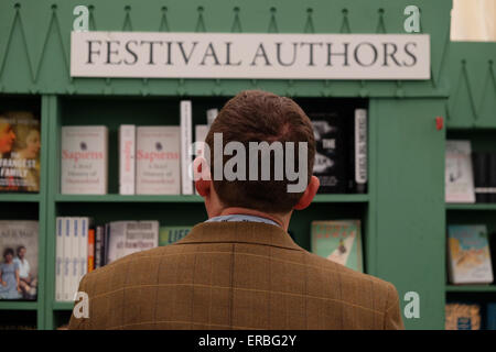 Hay-Festival, Hay on Wye, Powys, Wales - Mai 2015 - A männliche Besucher das Hay-Festival-Buchhandlung blättert einige der neuesten Buchpublikationen aus den vielen Autoren auf dem Festival. Stockfoto