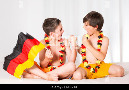 zwei jungen mit deutscher Flagge eine Spiel beobachten und total aufgeregt Stockfoto