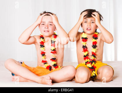 zwei jungen mit deutscher Flagge eine Spiel beobachten und total aufgeregt Stockfoto