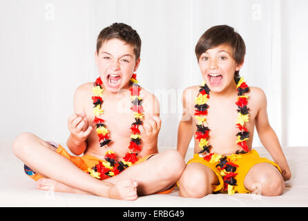 zwei jungen mit deutscher Flagge eine Spiel beobachten und total aufgeregt Stockfoto