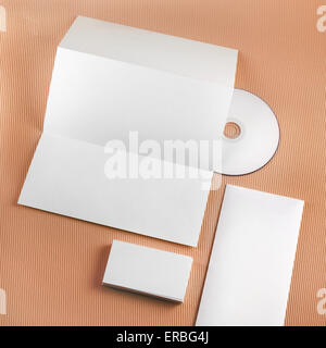 Vorlage für das branding Identität auf grünem Hintergrund. Leere Unternehmensidentität gesetzt. Vertikale erschossen. Stockfoto