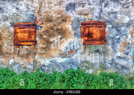 Rostige Fenster in zerstörten Wand eines alten Bauernhauses in Landschaft in der Emilia Romagna im ItalyRusty Fenster in zerstörten Wand eines alten Bauernhauses in Landschaft in der Emilia Romagna in Italien Stockfoto