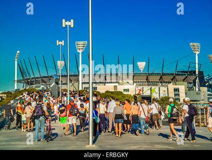 Große sportliche Massen nähern Eingang auf dem Melbourne Cricket Ground, MCG bekannt als G, Melbourne Australien Stockfoto