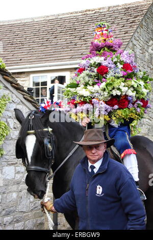 Tragen einen floralen Kopfschmuck Garland König Prozesse durch Castleton im Peak District in der Feier der Eiche Apple Tag UK Stockfoto