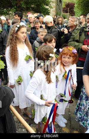 Maibaum Tänzer nehmen Sie Teil an einer Parade im Rahmen der Oak Apple Day Feierlichkeiten in Castleton, Peak District Derbyshire UK - 2015 Stockfoto