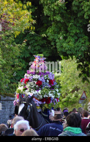 Tragen einen floralen Kopfschmuck Garland König Prozesse durch Castleton im Peak District in der Feier der Eiche Apple Tag UK Stockfoto