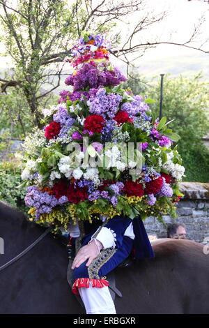 Tragen einen floralen Kopfschmuck, Garland König Paraden durch Castleton im Peak District in der Feier der Eiche Apple Tag UK Stockfoto