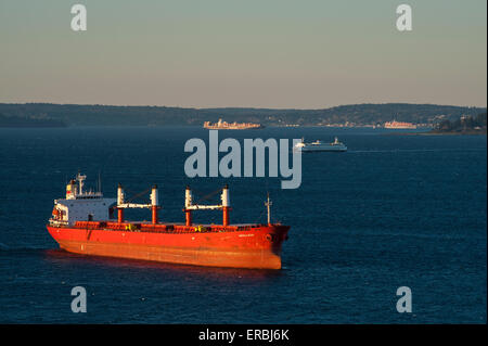 Frachtschiffe warten im Puget Sound auf Ladung Container Sonnenaufgang mit der Fähre aus Stockfoto