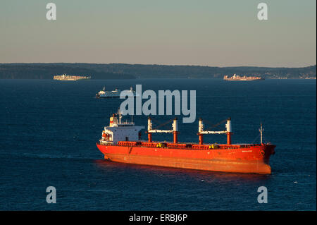 Frachtschiffe warten im Puget Sound auf Ladung Container Sonnenaufgang mit der Fähre aus Stockfoto