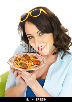 Junge selbstbewusste Frau glücklich essen Original italienische Spaghetti Pasta und Frikadellen Essen Isoliert gegen einen weißen Hintergrund mit einen Freistellungspfad Stockfoto