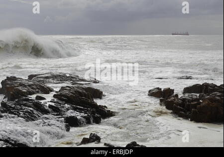 Ein Strand in Seapoint an einem bewölkten Wintertag Stockfoto