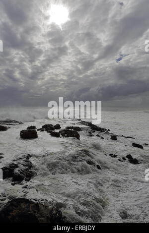 Ein Strand in Seapoint an einem bewölkten Wintertag Stockfoto