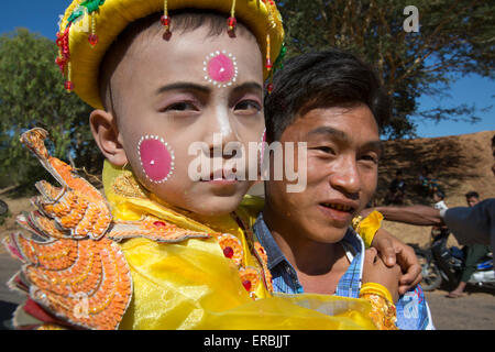 Einweihung vor jungen Novizen, Mandalay Myanmar geworden Stockfoto