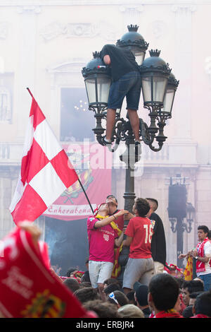 Tarragona, Spanien, 31. Mai 2015. Eine riesige Straßenfest fand auf dem Hauptplatz dieser alten römischen Stadt, an denen Fans und Spieler feiern FC Gymnastik de Tarragona Segunda División B im spanischen Fußball zu gewinnen. Bildnachweis: Rob Watkins/Alamy Live-Nachrichten Stockfoto