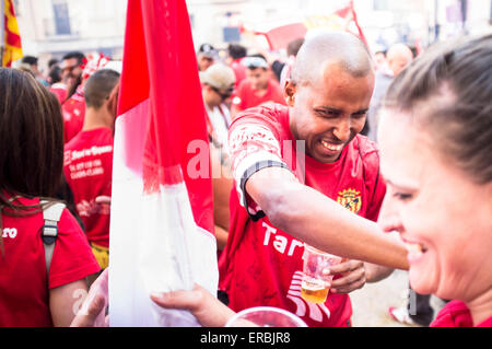 Tarragona, Spanien, 31. Mai 2015. Eine riesige Straßenfest fand auf dem Hauptplatz dieser alten römischen Stadt, an denen Fans und Spieler feiern FC Gymnastik de Tarragona Segunda División B im spanischen Fußball zu gewinnen. Bildnachweis: Rob Watkins/Alamy Live-Nachrichten Stockfoto