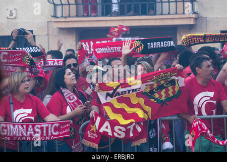 Tarragona, Spanien, 31. Mai 2015. Eine riesige Straßenfest fand auf dem Hauptplatz dieser alten römischen Stadt, an denen Fans und Spieler feiern FC Gymnastik de Tarragona Segunda División B im spanischen Fußball zu gewinnen. Bildnachweis: Rob Watkins/Alamy Live-Nachrichten Stockfoto