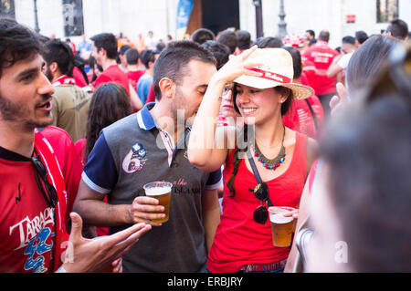 Tarragona, Spanien, 31. Mai 2015. Eine riesige Straßenfest fand auf dem Hauptplatz dieser alten römischen Stadt, an denen Fans und Spieler feiern FC Gymnastik de Tarragona Segunda División B im spanischen Fußball zu gewinnen. Bildnachweis: Rob Watkins/Alamy Live-Nachrichten Stockfoto