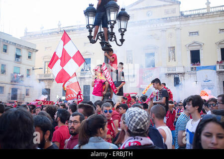 Tarragona, Spanien, 31. Mai 2015. Eine riesige Straßenfest fand auf dem Hauptplatz dieser alten römischen Stadt, an denen Fans und Spieler feiern FC Gymnastik de Tarragona Segunda División B im spanischen Fußball zu gewinnen. Bildnachweis: Rob Watkins/Alamy Live-Nachrichten Stockfoto