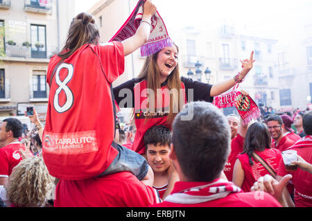 Tarragona, Spanien, 31. Mai 2015. Eine riesige Straßenfest fand auf dem Hauptplatz dieser alten römischen Stadt, an denen Fans und Spieler feiern FC Gymnastik de Tarragona Segunda División B im spanischen Fußball zu gewinnen. Bildnachweis: Rob Watkins/Alamy Live-Nachrichten Stockfoto