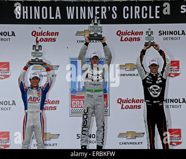 Detroit, Michigan, USA. 31. Mai 2015. #11 Sebastien Bourdais (Ctr) Gewinner, #14 Takuma Sato (Lt) 2. Platz und #15 Graham Rahal (Rt) 3. feiern im Anschluss an die Chevrolet Dual II im Belle Isle Park in Detroit, MI - Tom Turrill/CSM/Alamy Live News Stockfoto