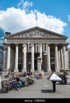 Die Royal Exchange, zwischen der Threadneedle Street und Cornhill in der City of London. Stockfoto