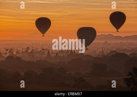 Heißluftballons über Bagan bei Sonnenaufgang Stockfoto
