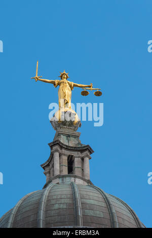 Statue der Justitia oder Justitia auf der Kuppel des Central Criminal Court of England und Wales, bekannt als Old Bailey. Stockfoto