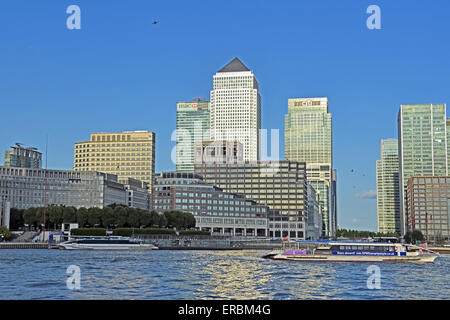 Ansicht von Canary Wharf River Boat Station über die Themse mit HSBC, Citi Bank und Canary Wharf Tower im Hintergrund, London, UK Stockfoto