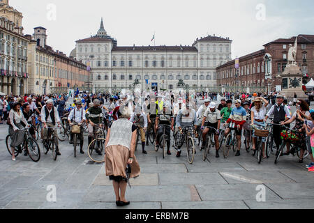 Turin, Italien. 31. Mai 2015. Der Start der zweiten Auflage des "Harridge Run". Im Hintergrund der Königspalast von Turin. © Elena Aquila/Pacific Press/Alamy Live-Nachrichten Stockfoto