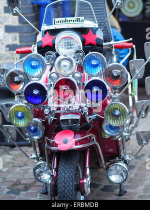 Close-up Vorderansicht eines Lambretta Roller mit vielen bunten Scheinwerfer Stockfoto