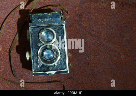 Vintage alte Retro-Filmkamera auf rostigen Metalltisch Hintergrund. Nostalgische Stil Bild, einer zweiäugigen Spiegelreflexkamera (TLR) Stockfoto