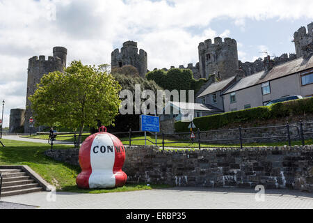 Conwy Castle vom unteren Tor Straße und Boje Stockfoto