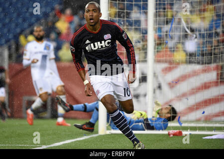 Foxborough, Massachusetts, USA. 31. Mai 2015. New England Revolution vorwärts Teal Bunbury (10) reagiert nach Tor gegen Los Angeles Galaxy Torhüter Jaime Penedo (18) während das MLS-Spiel zwischen den Los Angeles Galaxy und die New England Revolution im Gillette Stadium in Foxborough, Massachusetts statt. Eric Canha/CSM/Alamy Live-Nachrichten Stockfoto