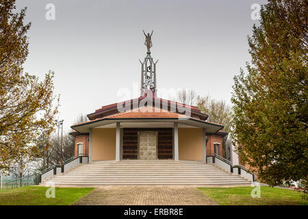 Brickwall Fassade der Kirche der Heiligen Jungfrau Maria in der Ortschaft Santa Maria in Fabriago in der Nähe von Ravenna in der Landschaft der Emilia Romagna in Norditalien gewidmet. Stockfoto