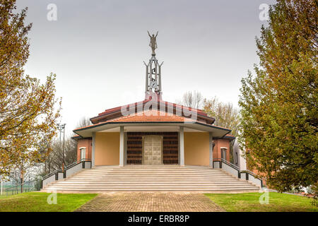 Brickwall Fassade der Kirche der Heiligen Jungfrau Maria in der Ortschaft Santa Maria in Fabriago in der Nähe von Ravenna in der Landschaft der Emilia Romagna in Norditalien gewidmet. Stockfoto