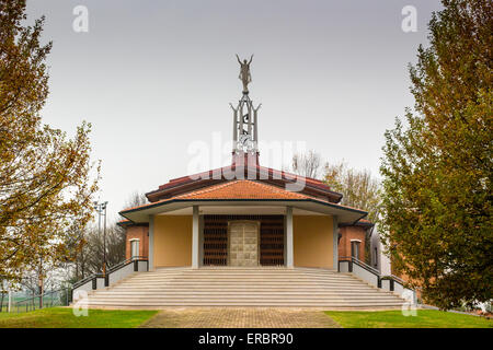 Brickwall Fassade der Kirche der Heiligen Jungfrau Maria in der Ortschaft Santa Maria in Fabriago in der Nähe von Ravenna in der Landschaft der Emilia Romagna in Norditalien gewidmet. Stockfoto