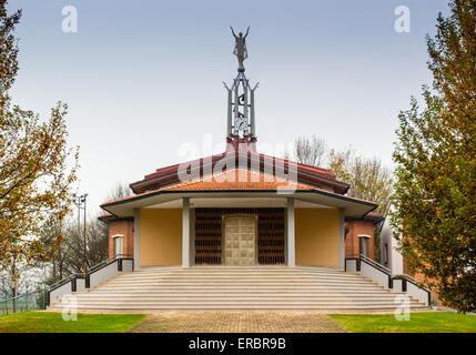 Brickwall Fassade der Kirche der Heiligen Jungfrau Maria in der Ortschaft Santa Maria in Fabriago in der Nähe von Ravenna in der Landschaft der Emilia Romagna in Norditalien gewidmet. Stockfoto