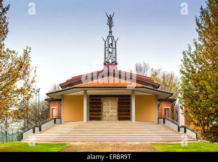 Brickwall Fassade der Kirche der Heiligen Jungfrau Maria in der Ortschaft Santa Maria in Fabriago in der Nähe von Ravenna in der Landschaft der Emilia Romagna in Norditalien gewidmet. Stockfoto