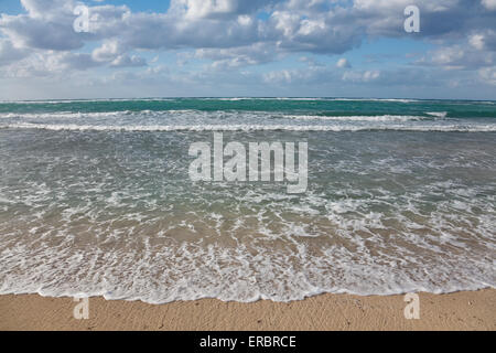 Karibische Seascape - sanften Wellen am Strand, Jibacoa, Kuba zu berühren Stockfoto